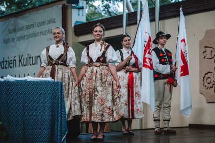 Członkowie Zespołu Regionalnego Wisła pomagający w ceremonii